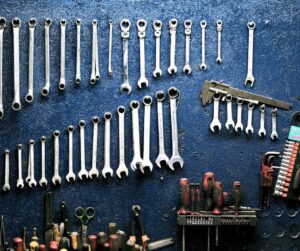 narzędzia do przeglądu i naprawy maszyny budowlanej