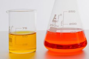 olej hydrauliczny ma barwę najczęściej żółtą, ale czasami także czerwoną